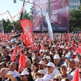 Le vice-président du CHP, Murat Bakan, a avancé le chiffre de 50'000 participants à cette manifestation. KEYSTONE/EPA/NECATI SAVAS